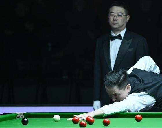 西藏拉萨举行冬季高原斯诺克挑战赛