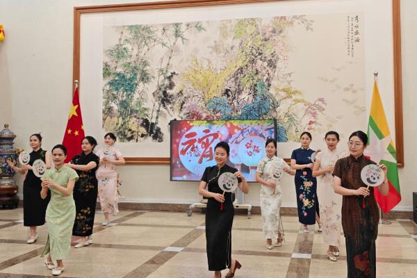 �й�פ���ʹ�ݾٰ���ףԪ������פ��Ů�⽻�ٽ����