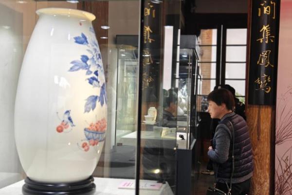 2026��ɶ��»�Ů���黭������Ʒչ��Ļ