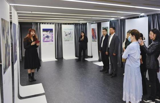 �Ϻ���������廭չ��Ļ